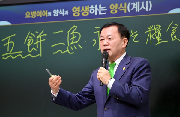 ▲ 장방식 담임이 19일 신천지 대전교회에서 열린 ‘제5회 위아원 목회자 세미나’에서 강연을 하고 있다.ⓒ신천지