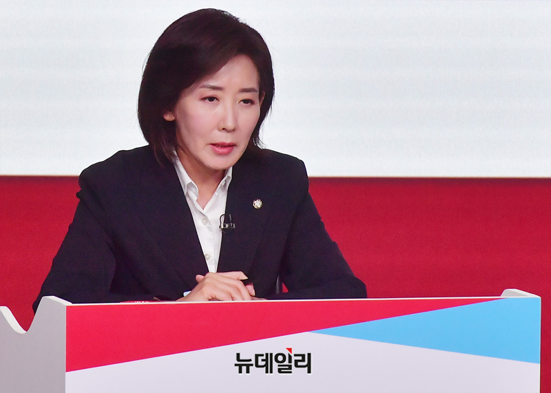 ▲ 나경원 국민의힘 대통령 예비후보가 20일 오후 서울 강서구 ASSA아트홀에서 열린 국민의힘 제21대 대통령선거 1차 경선 B조 토론회에서 발언하고 있다. ⓒ정상윤 기자