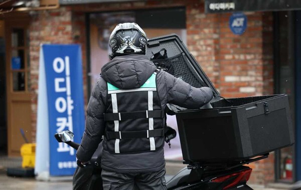 ▲ 중소벤처기업부가 오는 21일부터 소상공인 배달·택배비 지원사업 ‘확인지급’ 접수를 시작한다. ⓒ연합뉴스