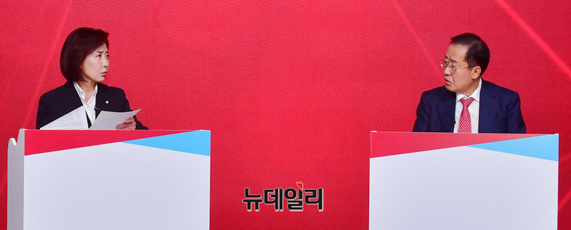 ▲ 나경원·홍준표 국민의힘 대통령 예비후보가 20일 오후 서울 강서구 ASSA아트홀에서 열린 국민의힘 제21대 대통령선거 1차 경선 B조 토론회에서 발언하고 있다. ⓒ정상윤 기자