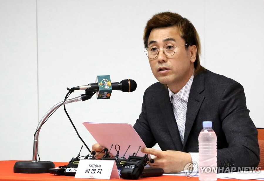 ▲ ACLE 홈개최를 놓고 김병지 강원FC 대표와 춘천시가 갈등을 겪고 있다. 김 대표는 긍정적으로 잘 풀어보겠다고 약속했다.ⓒ연합뉴스 제공