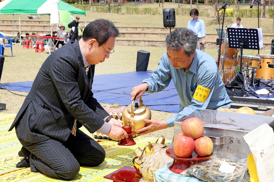 ▲ 송인헌 괴산군수가 ‘2025 한살림괴산 풍년기원잔치’에서 풍년을 기원하는 고사를 올리고 있다.ⓒ괴산군