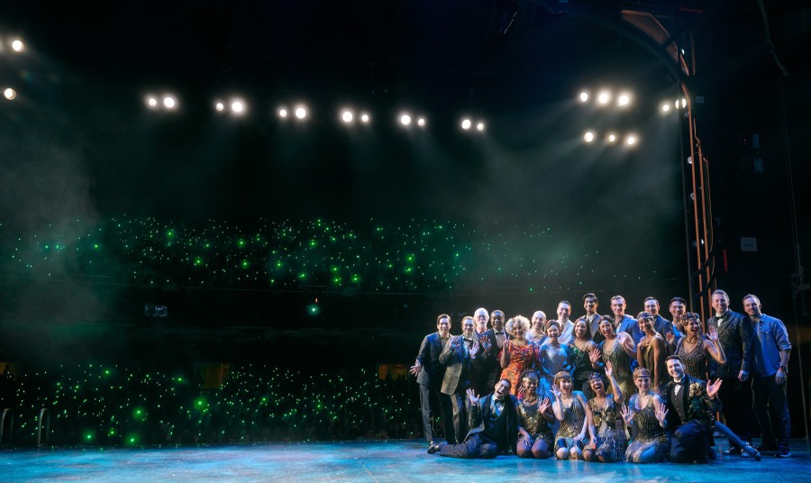 ▲ 뮤지컬 '위대한 개츠비' 미국 뉴욕 프로덕션에서 그린 라이트로 물든 객석.ⓒ오디컴퍼니