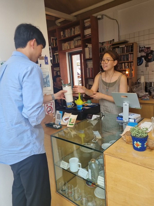 ▲ 커피점에서 텀블러 사용 장면.ⓒ제천시