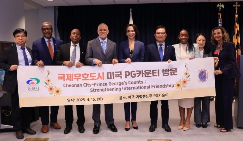 ▲ 김석필 천안시 부시장 등으로 구성된 천안시 대표단이 국제우호도시 PG카운티를 방문, 기념촬영을 하고 있다.ⓒ아산시