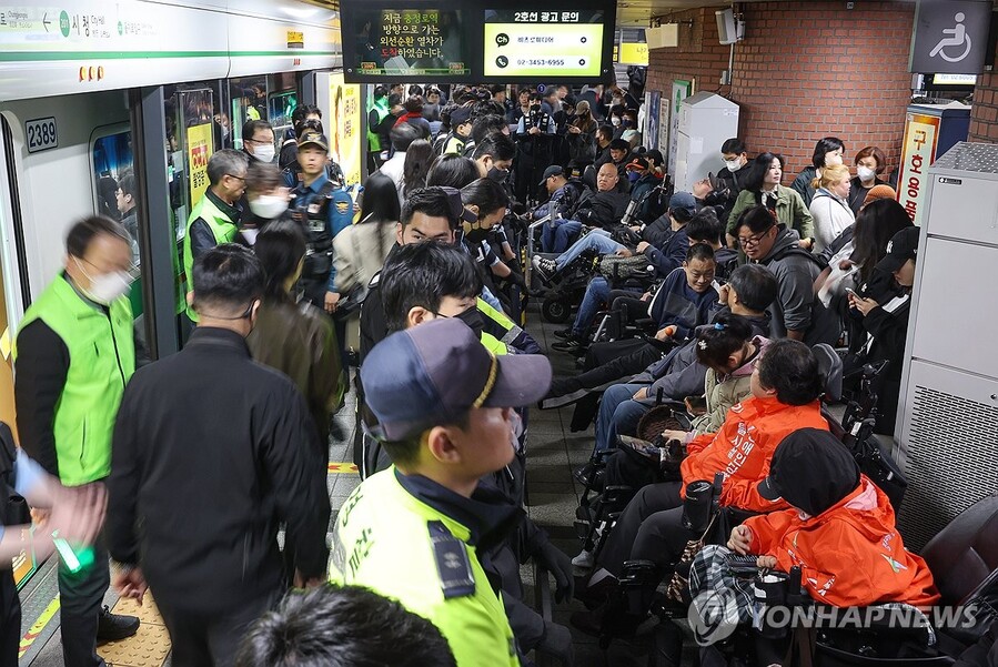 ▲ 전장연 출근길 지하철 탑승 시위. ⓒ연합뉴스