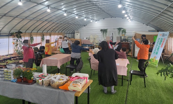 ▲ 야외 체험형 프로그램 ‘치유농장 펀앤팜(Fun&Farm)’.ⓒ부여군