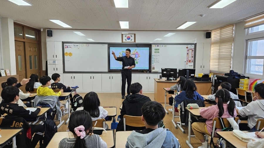▲ 18일 제주시 도평초등학교에서 실시된 수어 교육활동에서 교사와 학생들이 수어로 소통하고 있다. ⓒ제주시 도평초등학교 제공