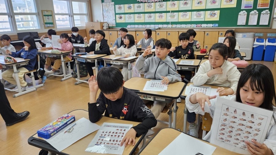 ▲ 18일 제주시 도평초등학교에서 실시된 수어 교육활동에서 학생들이 수어로 교사의 질의에 답하고 있다. ⓒ제주시 도평초등학교 제공