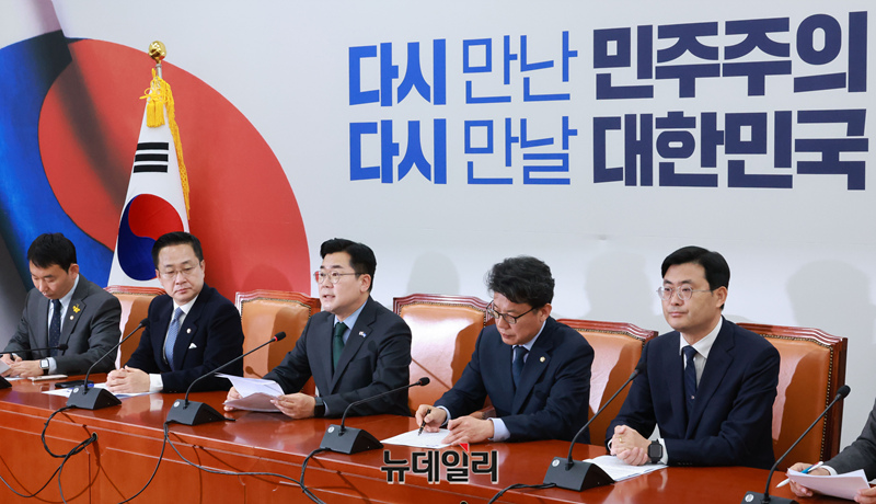 ▲ 박찬대 더불어민주당 당대표 직무대행 겸 원내대표가 지난 15일 오전 국회에서 열린 원내대책회의에서 발언을 하고 있다. ⓒ이종현 기자