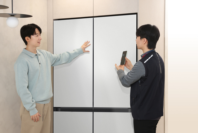 ▲ 삼성전자서비스 엔지니어가 'AI 사전 케어 알림' 서비스를 통해 방문 수리 서비스를 예약한 'AI 구독클럽' 고객에게 상담을 제공하고 있다.ⓒ삼성전자