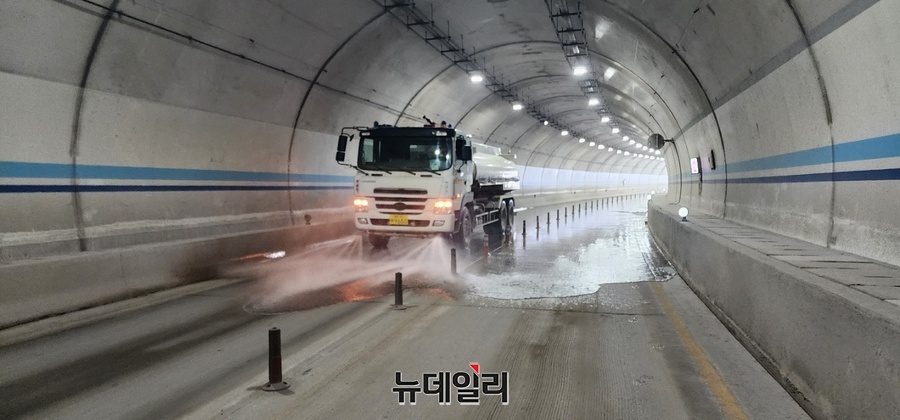 ▲ 지난 18일부터 울릉공항건설 시공사와 협력업체 관계자들이 현장 인근 터널의 대대적 물청소를 실시하고 있다. ⓒ뉴데일리
