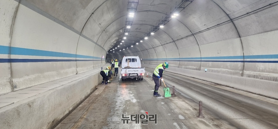 ▲ 울릉공항건설 협력업체 관계자들이 터널 배수 청소를 하고 있다. ⓒ뉴데일리