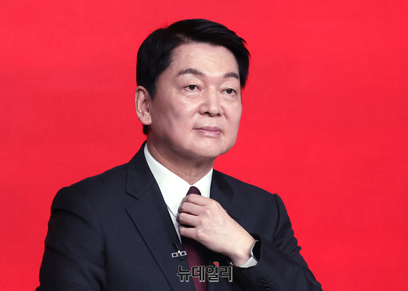 ▲ 안철수 제21대 대통령 선거 국민의힘 경선 후보가 19일 오후 서울 강서구 ASSA아트홀에서 열린 '제21대 대통령 선거 국민의힘 1차 경선 A조 토론회'에서 발언을 하고 있다. ⓒ이종현 기자