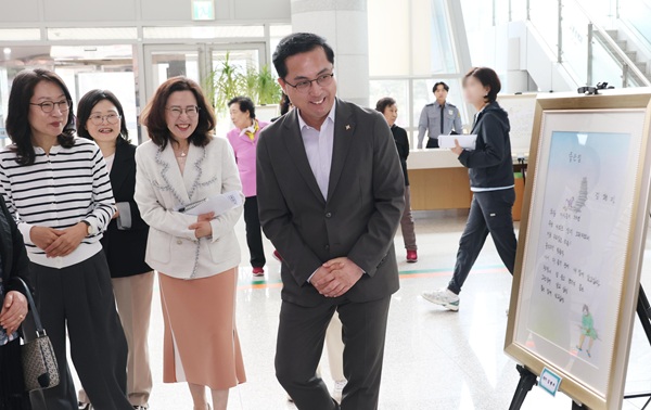 ▲ 박희조 구청장이 구청 로비에 전시된 리폼 작품과 시니어 시화전을 감상하고 있다.ⓒ동구