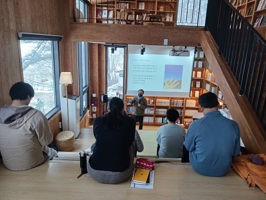 ▲ 전주시 학산숲속시집도서관이 운영하는 ‘시 합평회’에 참석한 시민들이 토의하고 있다. ⓒ전주시 제공