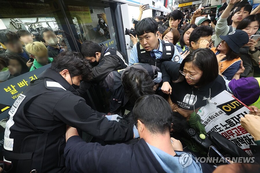 ▲ 전장연 지하철 탑승 시도 ⓒ연합뉴스