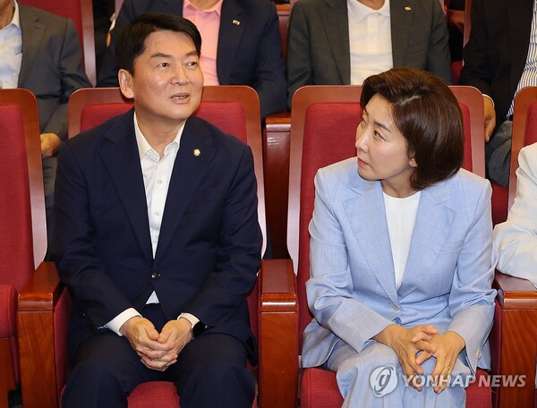 ▲ 국민의힘 대선 경선에서 경쟁을 펼치는 나경원(왼쪽) 의원과 안철수 의원. ⓒ연합뉴스