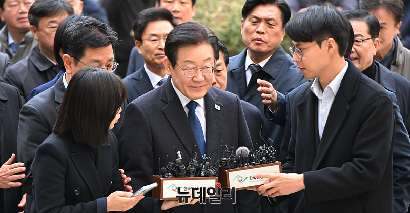 ▲ 이재명 더불어민주당 대표가 지난해 11월 25일 오후 서울 서초구 서울중앙지법에서 열린 '위증교사' 관련 1심 선고공판에 출석하고 있다. ⓒ서성진 기자