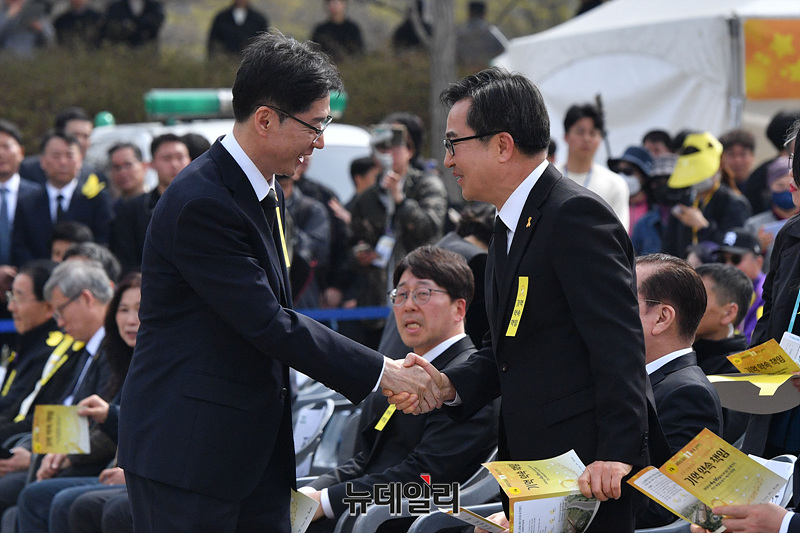 ▲ 김경수·김동연 더불어민주당 대통령 예비후보가 16일 경기도 안산시 화랑유원지에서 열린 세월호 참사 11주기 기억식에서 인사를 하고 있다. ⓒ서성진 기자
