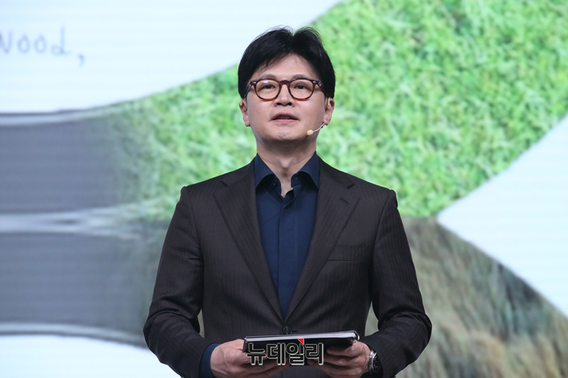 ▲ 한동훈 국민의힘 경선 후보가 18일 오후 서울 강서구 ASSA아트홀에서 열린 국민의힘 '제21대 대통령후보자 1차 경선 비전대회'에서 비전을 발표하고 있다. ⓒ이종현 기자