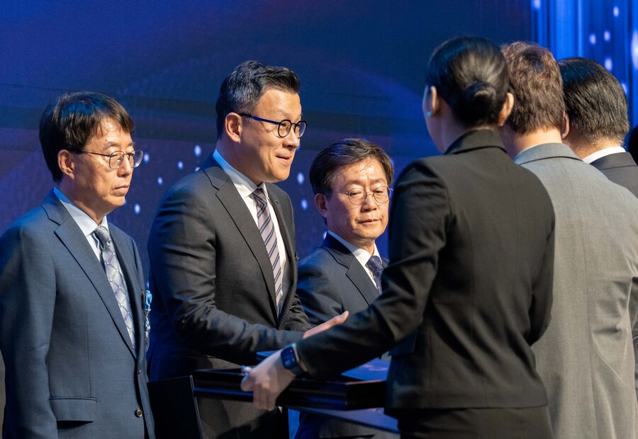 ▲ 송용진 두산에너빌리티 부문장(왼쪽에서 두번째)이 과학기술 분야 포장을 수상했다ⓒ두산에너빌