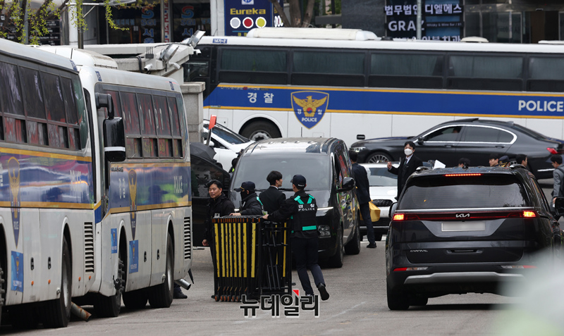 ▲ 윤석열 전 대통령의 내란 혐의 첫 형사 재판이 열린 지난 14일 오전 서울 서초구 서울중앙지방법원에 차벽이 세워져 있다. ⓒ정상윤 기자