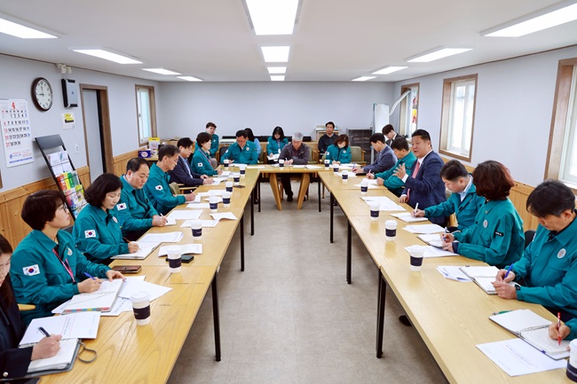 ▲ 태백시(시장 이상호)가 21일 장성동 행정복지센터에서 간부회의를 열고, 천상의 산나물 축제 준비 상황 전반에 대한 점검과 장성 지역 활성화 방안에 대한 심도 있는 논의를 했다. ⓒ태백시