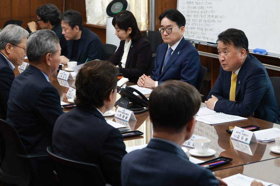 ▲ 충북도는 21일 도청 여는마당서 청주상공회의소 등 도내 8개 경제기관·단체장들과 수출 비상 전략회의를 개최했다.ⓒ충북도