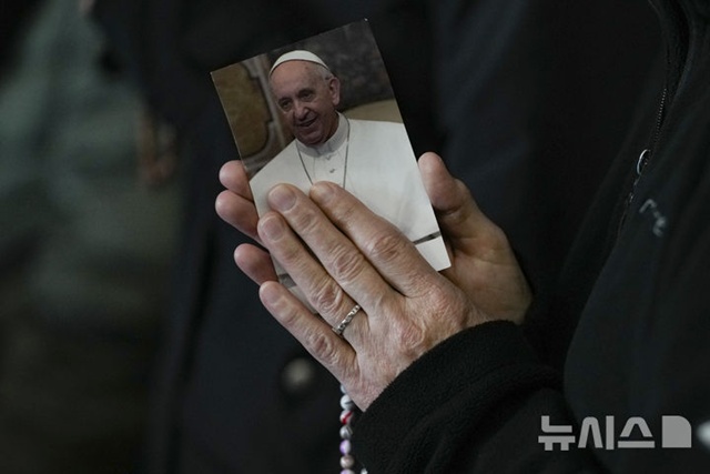 ▲ 수녀들이 바티칸 성 베드로 광장에서 열린 프란치스코 교황을 위한 묵주 기도회에서 기도하고 있다. 250310 AP/뉴시스. ⓒ뉴시스