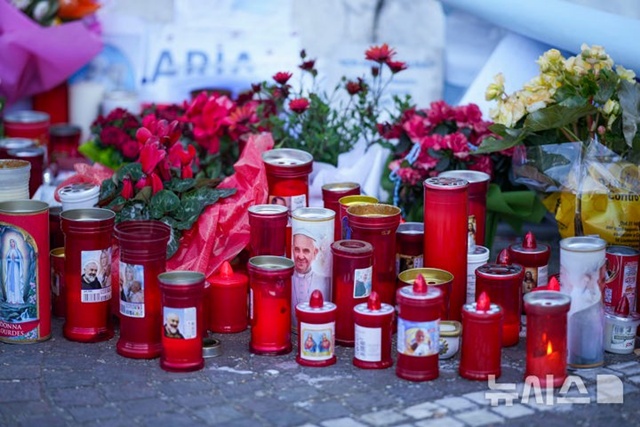 ▲ 프란치스코 교황이 입원했던 이탈리아 로마의 아고스티노 제멜리병원 앞에 교황의 회복을 기원하는 촛불과 꽃이 놓여 있다. 250306 AP/뉴시스. ⓒ뉴시스