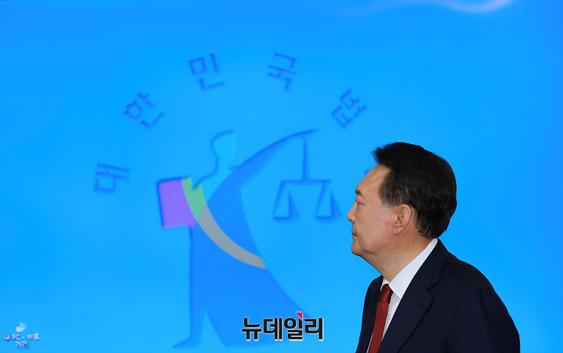 ▲ 윤석열 전 대통령이 21일 서울 서초동 서울중앙지법에서 열린 내란 우두머리 혐의 형사재판 2번째 공판에 출석하고 있다. (사진=공동취재단)