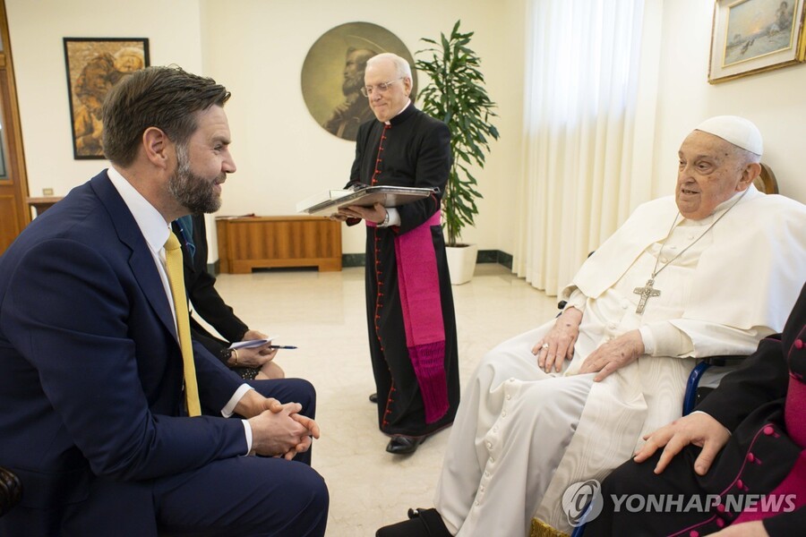 ▲ 20일(현지시간) 바티칸서 만난 프란치스코 교황과 JD 밴스 미국 부통령. ⓒ연합뉴스.