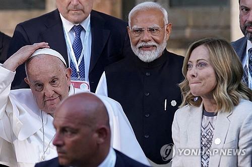 ▲ 2024년 6월 14일 이탈리아에서 열린 G7 정상회의에 참석한 프란치스코 교황이 조르자 멜로니 이탈리아 총리, 나렌드라 모디 인도 총리와 사진 촬영에 응하고 있다. [로이터 연합뉴스 자료사진] ⓒ연합뉴스.