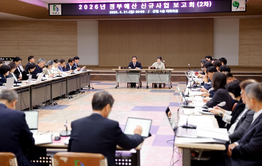 ▲ 단양군은 지난 21일 김문근 군수를 비롯한 각 국장과 부서장이 참석한 가운데 ‘2026년 정부예산 신규사업 발굴 2차 보고회’를 열고, 예산 확보 방안을 논의했다.ⓒ단양군