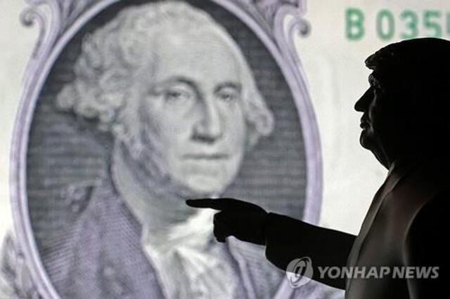 ▲ 미국 달러화를 가리키는 도널드 트럼프 미국 대통령 미니어처. 출처=로이터ⓒ연합뉴스