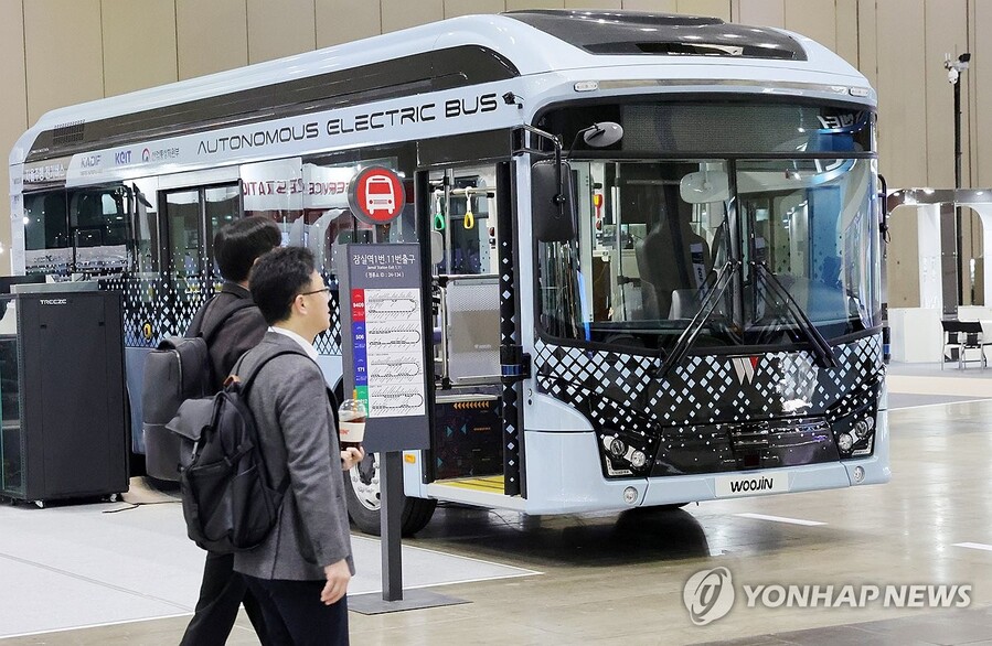 ▲ 4일 경기도 고양시 킨텍스 자율주행 특별관에 전시된 우진산전의 자율주행 전기버스가 관람객의 시선을 끌고 있다ⓒ연합뉴스