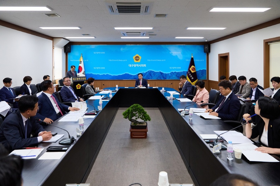 ▲ 대구광역시의회(의장 이만규)는 4월 21일 오전 11시 시의회 2층 회의실에서 의장단과 각 상임위원장이 모인 가운데 ‘확대 의장단 회의’를 열었다.ⓒ대구시의회