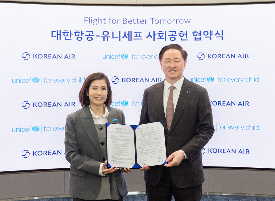 ▲ 오른쪽부터 우기홍 대한항공 부회장, 조미진 유니세프 한국위원회 사무총장 ⓒ대한항공