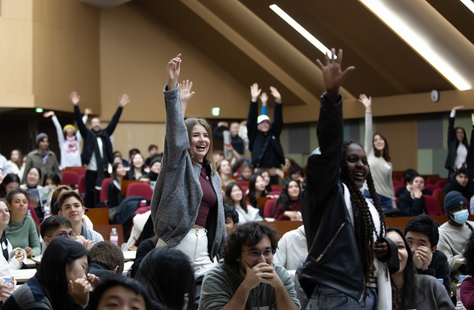 ▲ 서울 용산구 숙명여대에서 열린 제3회 숙명-미네르바 교류 프로그램 오리엔테이션에서 학생들이 손을 들어 발표하고 있다.ⓒ숙명여대