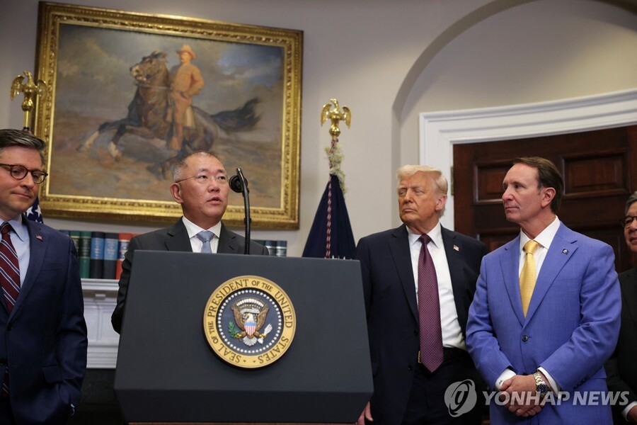 ▲ 정의선 현대차그룹 회장이 미국 워싱턴DC 백악관 루스벨트룸에서 도널드 트럼프 미국 대통령 등이 지켜보는 가운데 210억달러 규모 미국 투자 계획을 발표하고 있는 모습. ⓒ로이터/연합뉴스