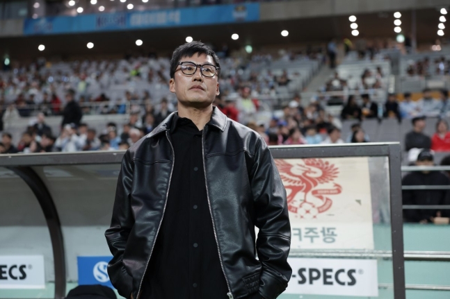 ▲ 한국 축구 혁신의 아이콘 이정효 광주FC 감독이 ACLE 8강 알 힐랄과 경기를 통해 또 한 번의 신화를 준비하고 있다.ⓒ한국프로축구연맹 제공