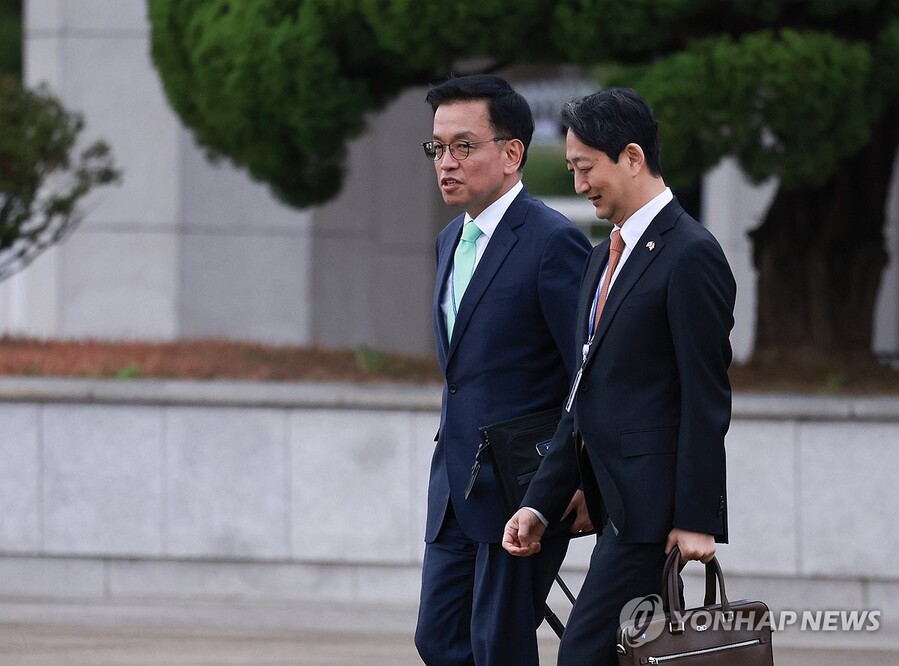 ▲ 대화 나누는 최상목 부총리 겸 기획재정부 장관(왼쪽)과 안덕근 산업통상자원부 장관 ⓒ연합뉴스