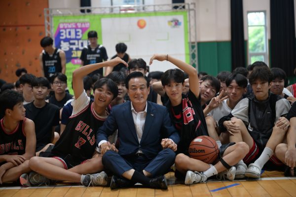 ▲ 백성현 논산시장이 최근 고향사랑기금사업 관련 청소년행사에서 청소년들과 함께 기념사진을 찍고 있다.ⓒ논산시