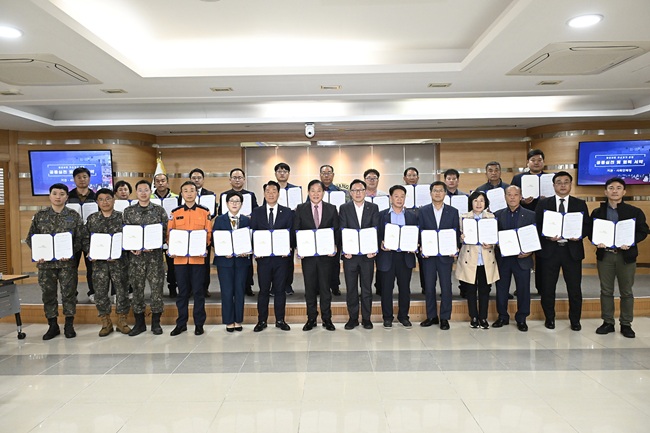 ▲ 평창군은 22일 평창군의회, 경찰서, 소방서, 교육지원청 등 주요 공공기관과 사회단체, 금융기관, 관내 리조트 등 30여 명의 대표자들이 참석해 '평창 사랑 주소 갖기' 범군민 운동 참여를 위한 회의를 개최했다.
ⓒ평창군