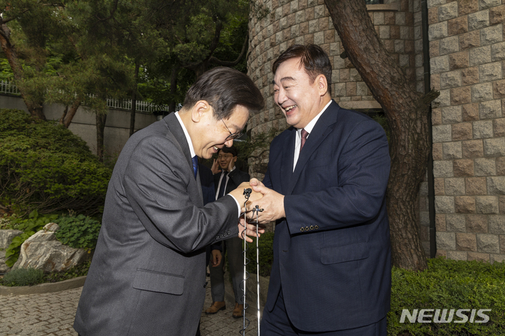 ▲ 이재명 더불어민주당 대통령 예비후보가 2023년 6월 8일 저녁 서울 성북구 중국대사관저에서 싱하이밍 전 주한중국대사를 예방해 인사하고 있다. ⓒ뉴시스