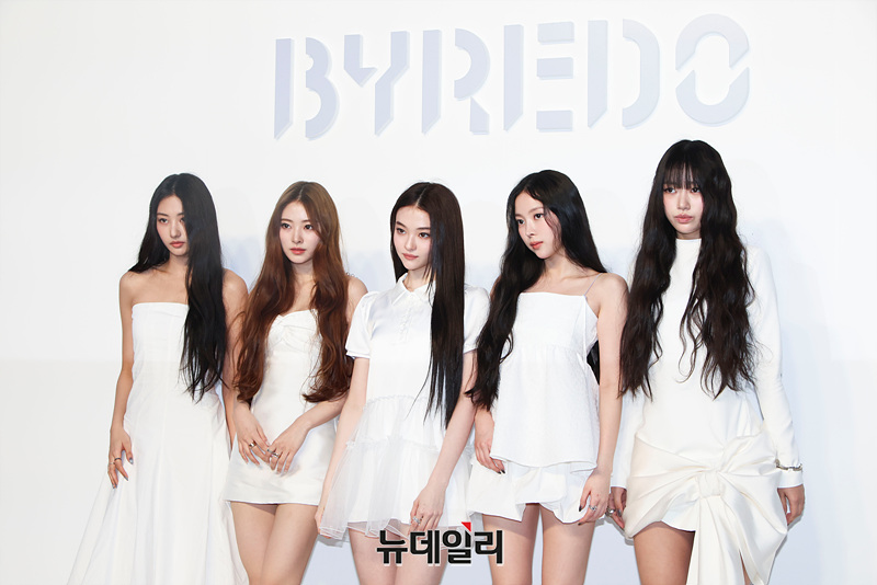 ▲ 걸그룹 미야오 가원, 안나, 엘라, 나린, 수인이 26일 오후 서울 성동구 XYZ 서울에서 열린 뷰티 브랜드 바이레도 팝업 전시회 '페이지 블랑쉬 서울(page blanche)' 오프닝 행사에서 포즈를 취하고 있다. 2025.3.26 ⓒ서성진 기자