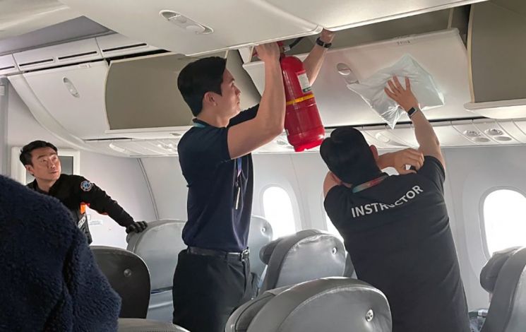 ▲ 에어프레미아가 화재·응급상황에 대비한 모의훈련을 진행했다. ⓒ에어프레미아