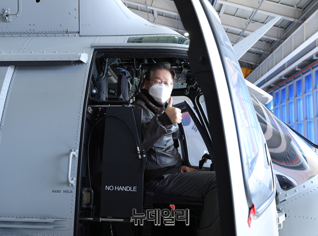 ▲ 이재명 더불어민주당 대선후보가 2022년 1월 경기도 김포시 해병대 2사단 항공부대를 방문해 마린온 헬기에 타고 엄지손가락을 들어 보이고 있다. ⓒ뉴데일리DB