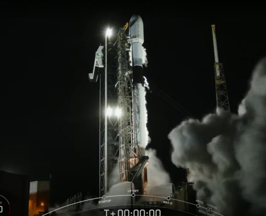 ▲ 미국 플로리다주 케이프 커너베럴 우주군기지에서 대한민국 정찰위성 4호기가 실린 스페이스X사의 팰컨-9 발사체가 발사되고 있다. ⓒ스페이스X